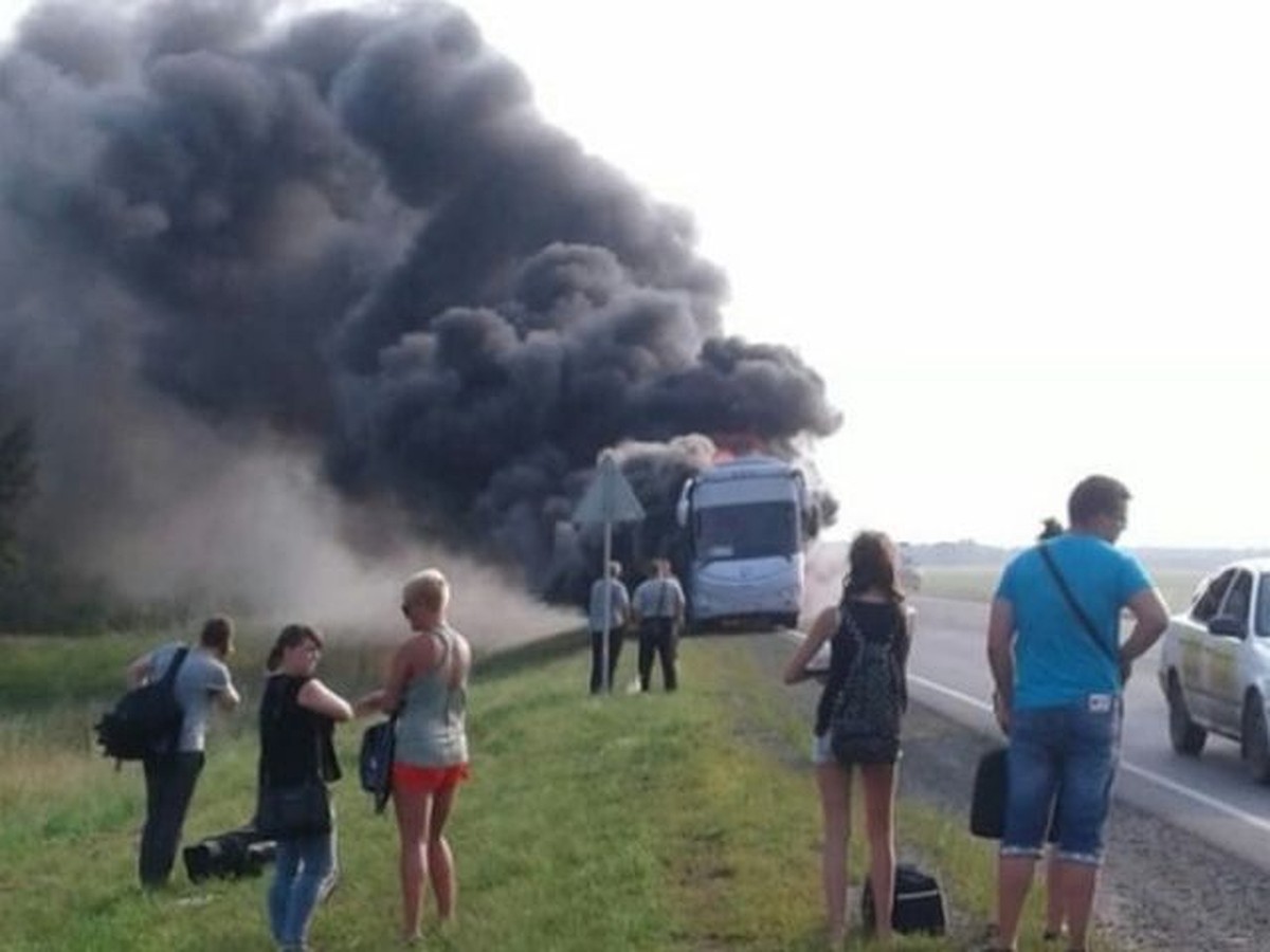 Пассажиры в панике спасались из горящего автобуса Барнаул-Завьялово - KP.RU