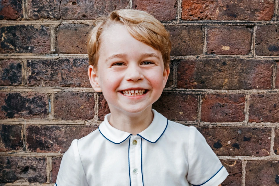 Еще четырехлетний принц Джордж на крещении своего младшего брата