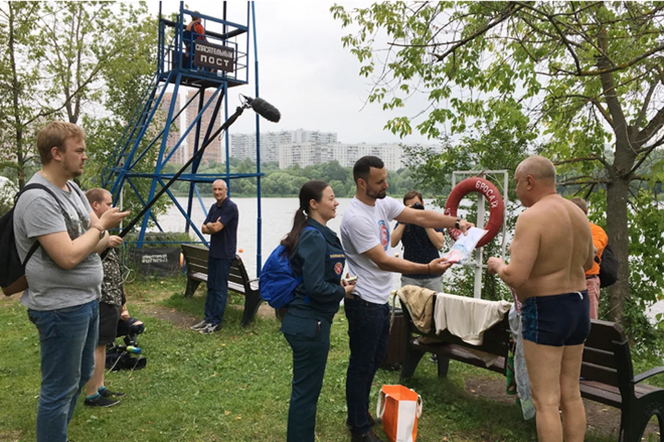 Сотрудники МЧС России бросили все свои силы на берега Москвы-реки, чтобы предотвратить несчастные случаи