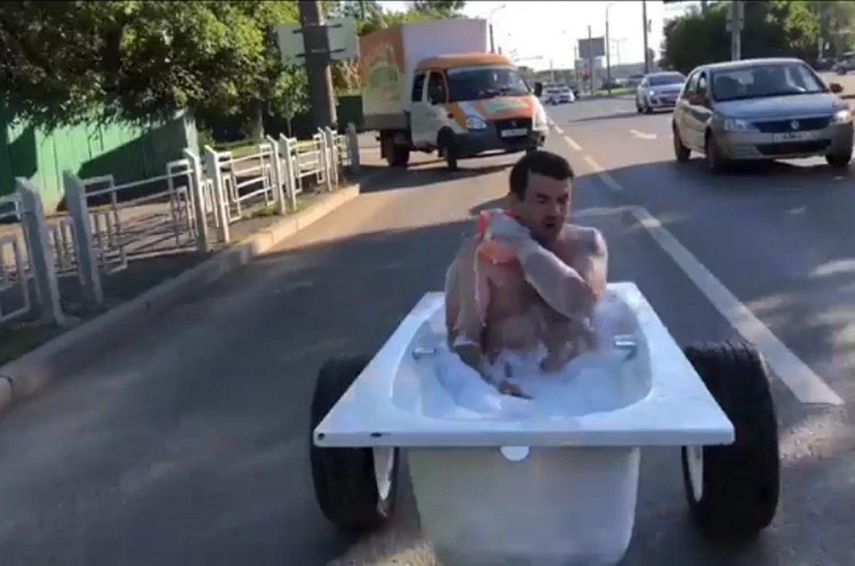 В Тюмени голый мужчина прокатился по городу в ванне ради рекламы своего блога. Фото: скриншот видео Эдуарда Филиппова