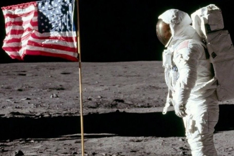 Более половины россиян не верят, что американцы высадились на Луне.