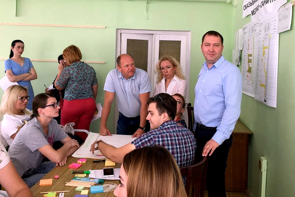 В группу лидеров проекта «Бережливая поликлиника» вошел врач-кардиолог, кандидат медицинских наук Николай Баженов (крайний справа)