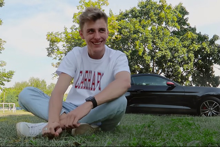 Влад Бумага пробрел себе Ford Mustang шестого поколения. Фото: скриншот видео Влада Бумаги.