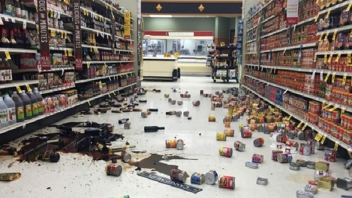 Разбитые бутылки в магазине. Беспорядок на полке в магазине. Нечаянно разбил бутылку в супермаркете. Разгромленный магазин продуктов.