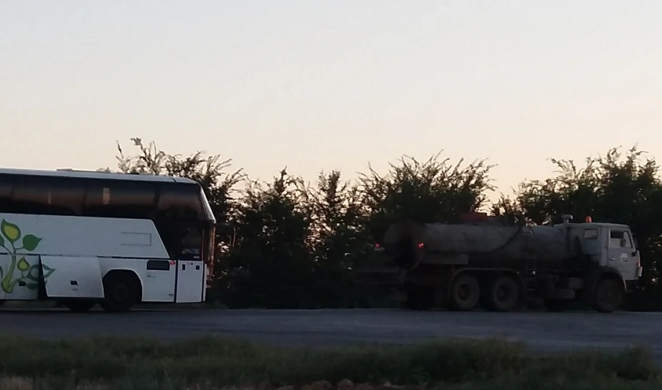 Автобус буксируют к обочине. Фото пассажирки Анны Ш.