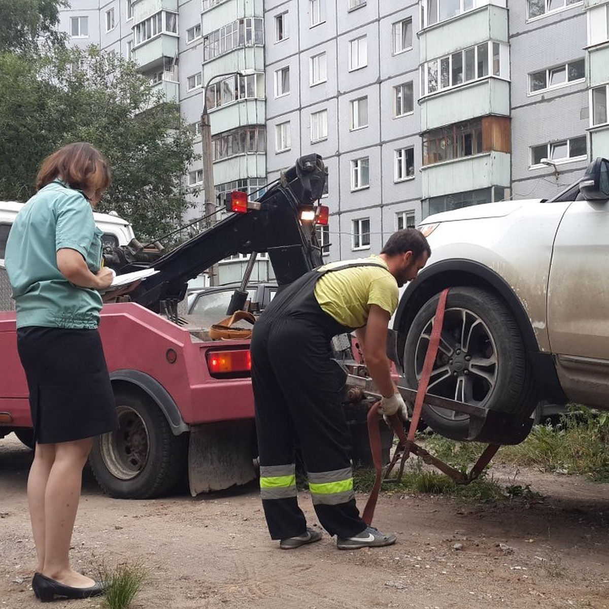 Спасая машину от ареста, должница за тепло залезла в багажник - KP.RU