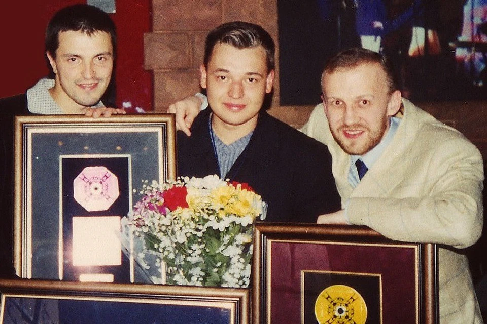 Андрей Маликов (справа) и "Руки вверх" в 1998 году. Фото из личного архива продюсера