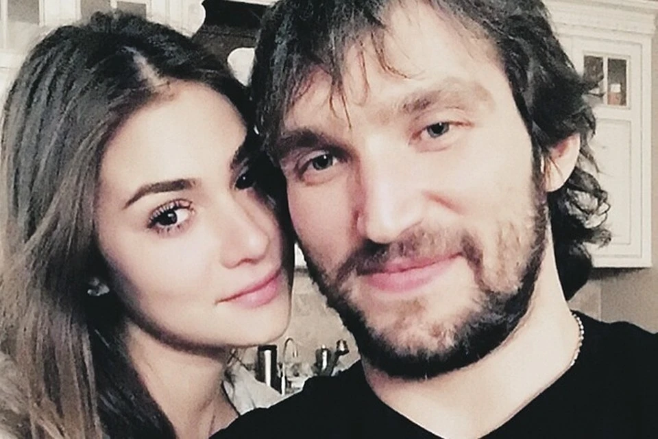 Хоккеист Александр Овечкин с женой Анастасией Шубской