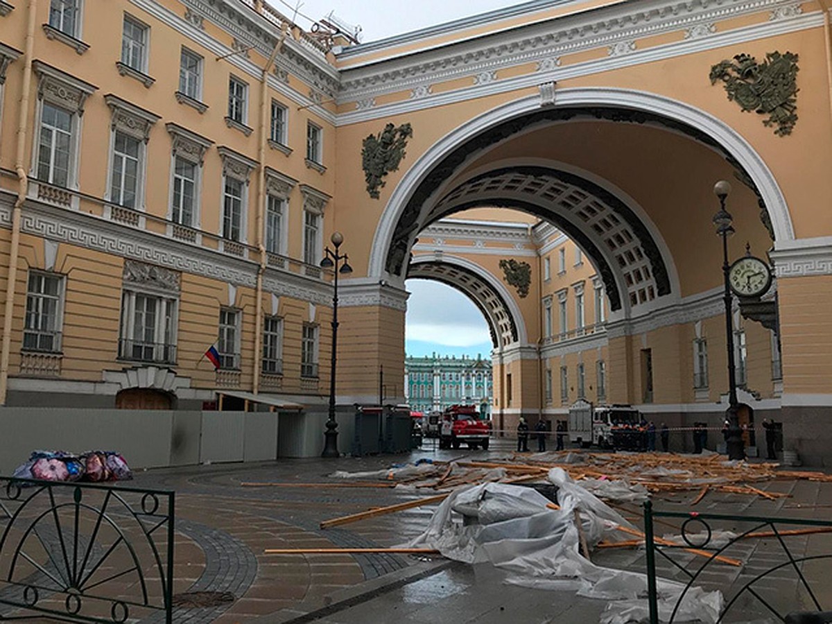 С Главного штаба в Петербурге упали строительные леса, есть пострадавшие -  KP.RU