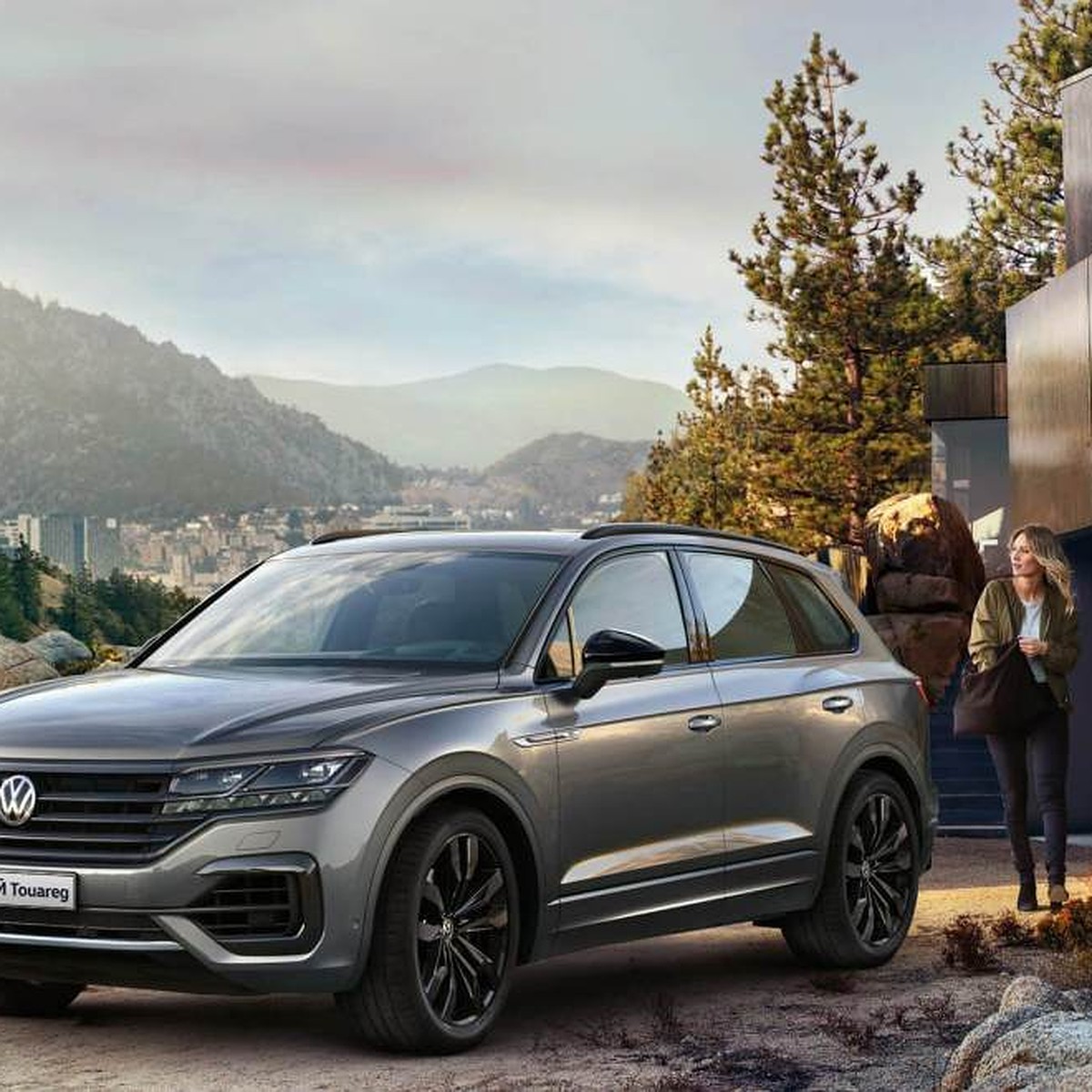 Volkswagen Touareg 2019 в лесу