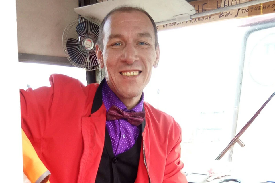 Водитель трамвая Марат Хайров привлекает внимание людей своими танцами и яркой одеждой. Фото: из личного архива героя материала.