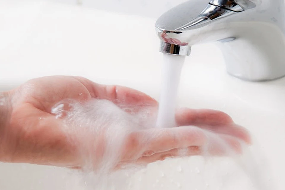 Руки надо намыливать тщательно, не менее 20 секунд, обязательно обрабатывая тыльную сторону кисти, области под ногтями и между пальцами.