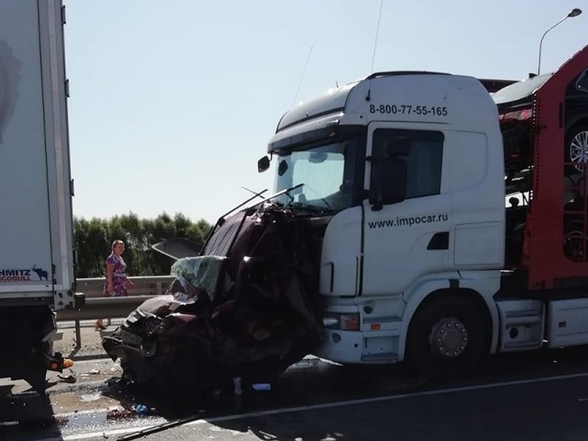 В Татарстане во время ДТП легковушку расплющило между двумя грузовиками:  четыре человека погибли - KP.RU