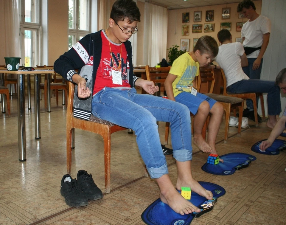 Ногами кубик можно собрать за 16-17 секунд.