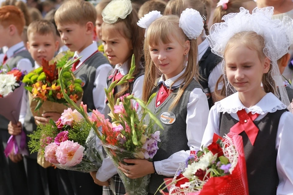 Традиции дарить цветы учителям – десятки лет, от нее нельзя отказаться