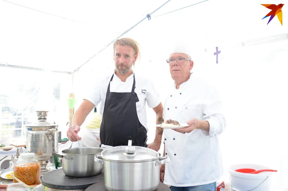 Повар из Финляндии фин Юрки Цуцунен и наш местный кулинар Павел Мишарин удивляли гостей фестиваля "ШаньгаФест"