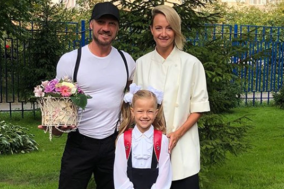 Роман Костомаров и Оксана Домнина отправили в школу дочку Настю.