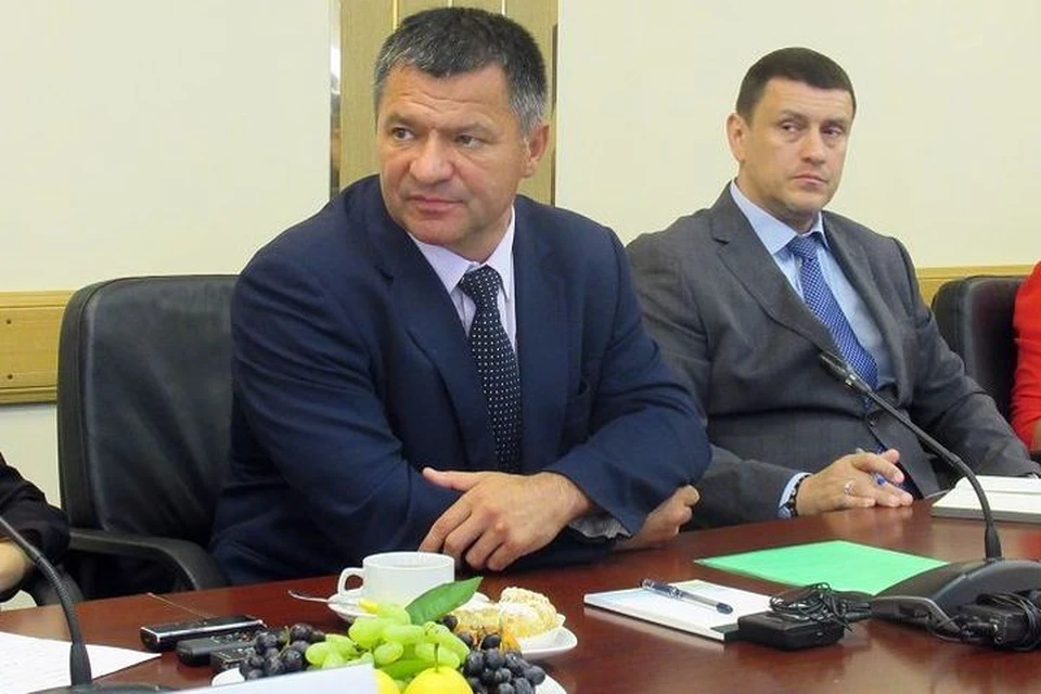 На пресс-конференцию врио губернатора пришел вместе со своим заместителем по внутренней и информационной политике Дмитрием Братыненко