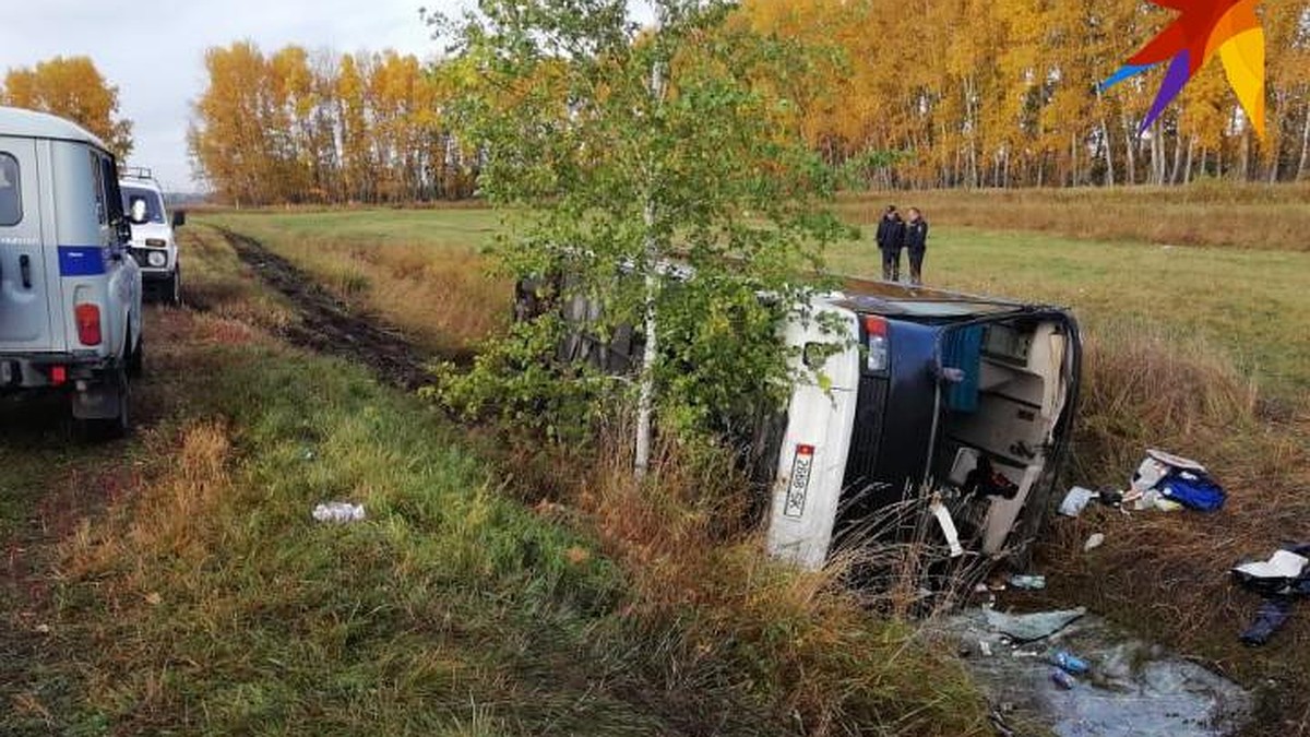 15 человек пострадали при опрокидывании автобуса на Алтае - KP.RU