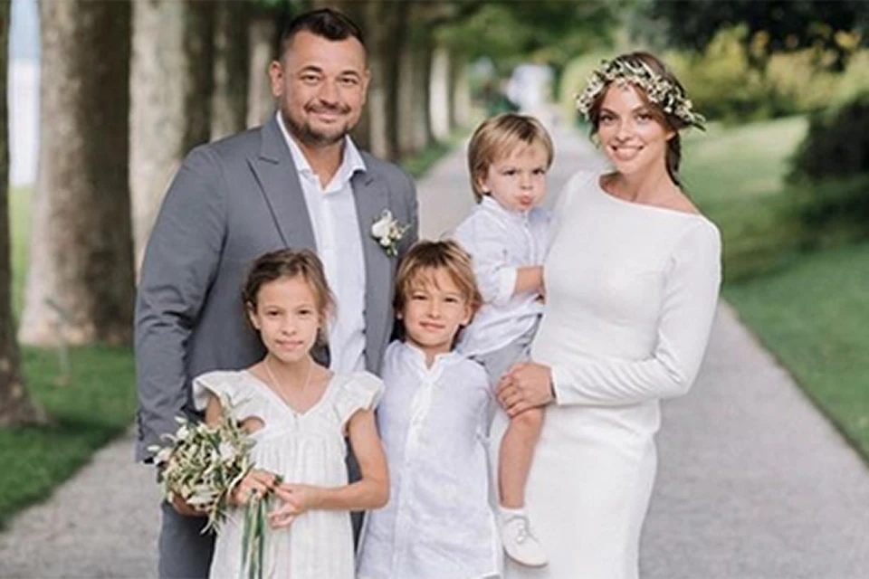 Сергей Жуков счастлив во втором браке с экс-солисткой группы «Сливки» Региной Бурд, У них трое детей