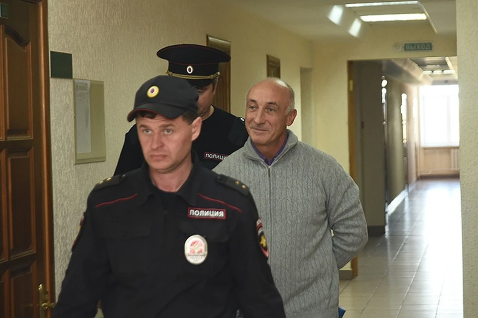 Несмотря на непрекращающиеся вспышки фотокамер, арестованный Меренков не скрывал улыбки и держался довольно хладнокровно. ФОТО: К. Максимов