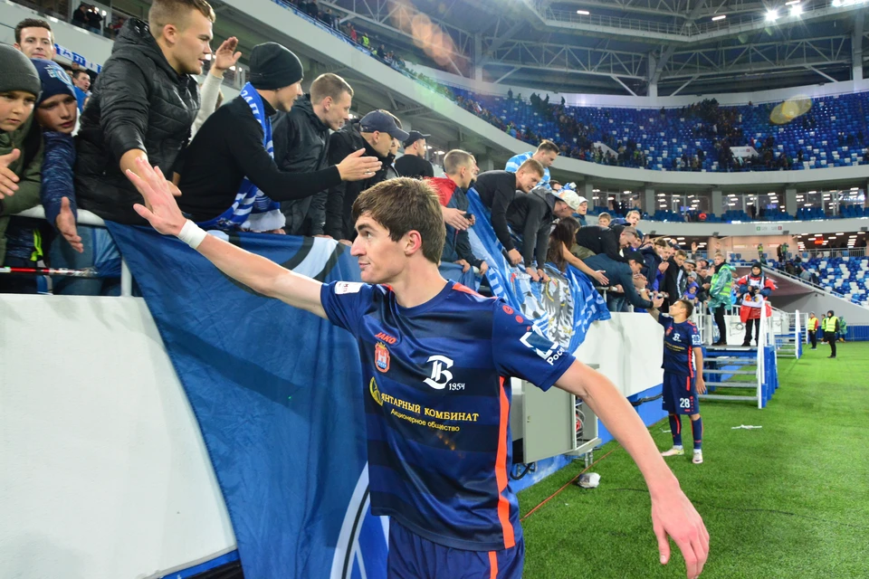 Защитник "Балтики" Константин Плиев благодарит болельщиков за поддержку.