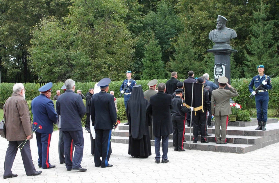 Памятнику генералу отдавали честь, кланялись, возлагали живые цветы
