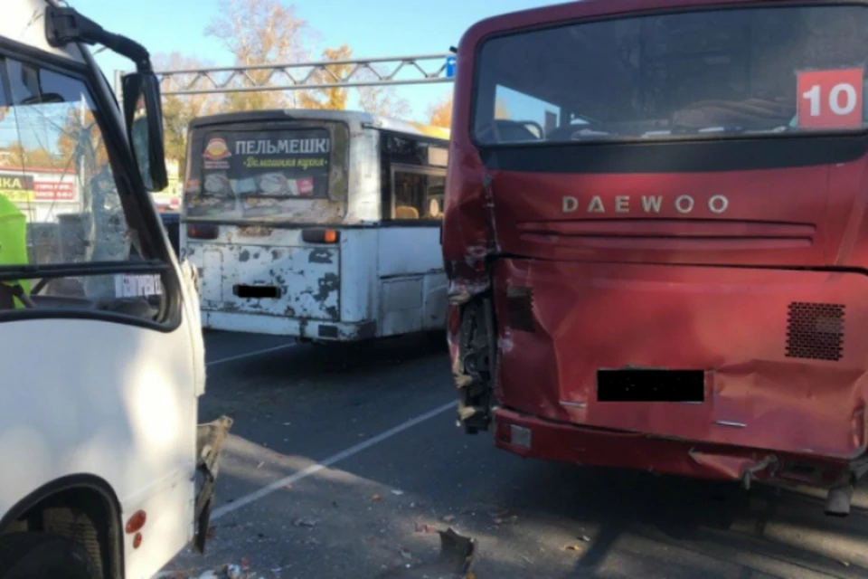 В Хабаровске пять человек пострадали в серьезной аварии с тремя автобусами