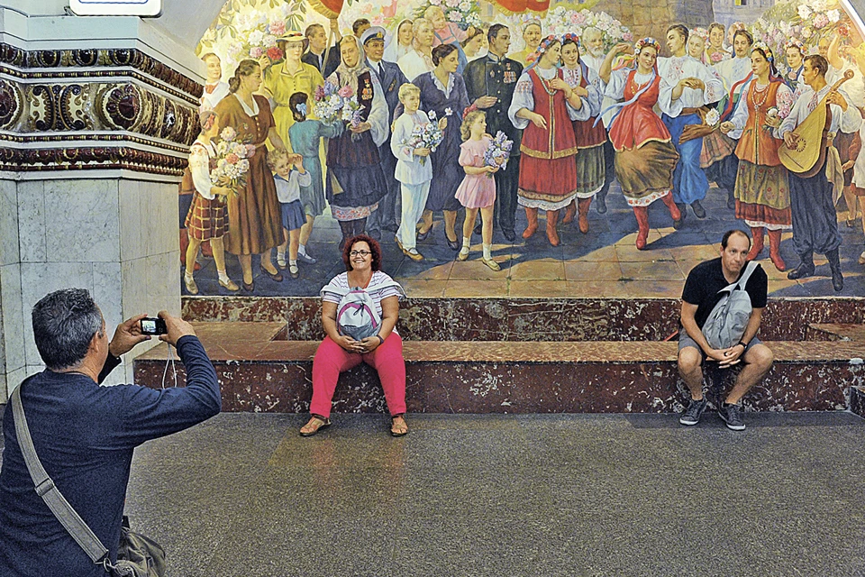 Похоже, дружбу двух братских народов скоро можно будет увидеть разве что на станции метро «Киевская» в Москве.