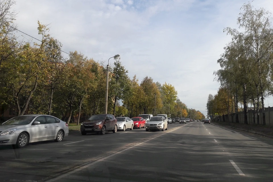 Улица Юбилейная 6 октября стояла в пробке - Псков все чаще перекрывает улицы для людей. Фото: Андрей КОВАЛЕВ.