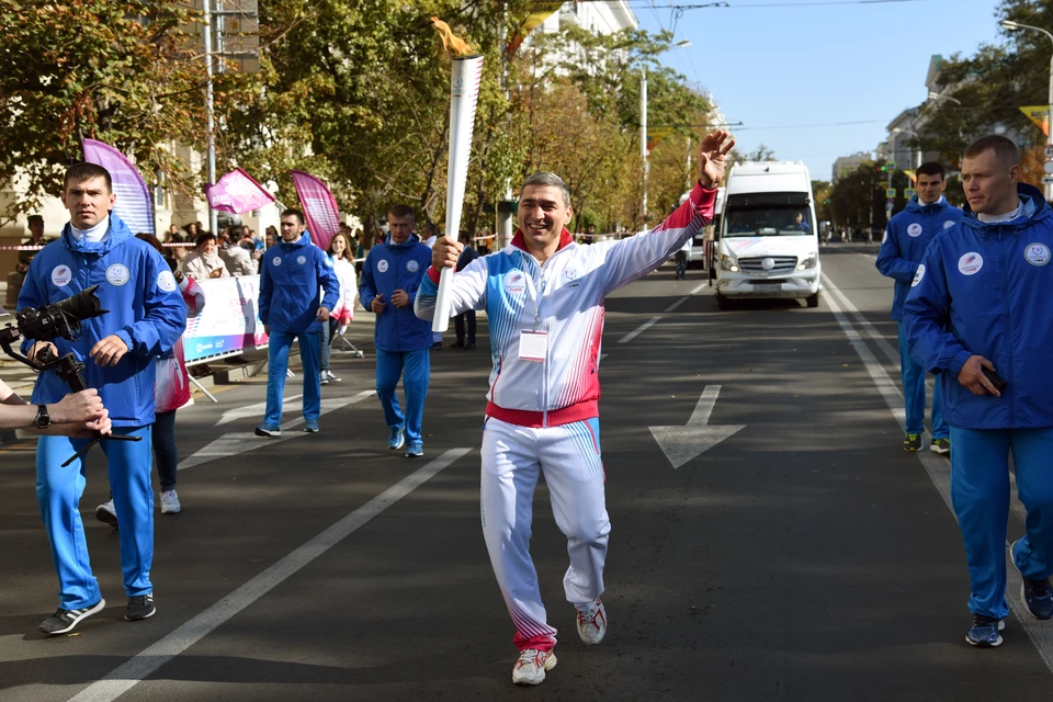В числе восемнадцати факелоносцев был, в частности, олимпийский чемпион по борьбе Вартерес Самургашев. Фото: пресс-служба ЗС РО.