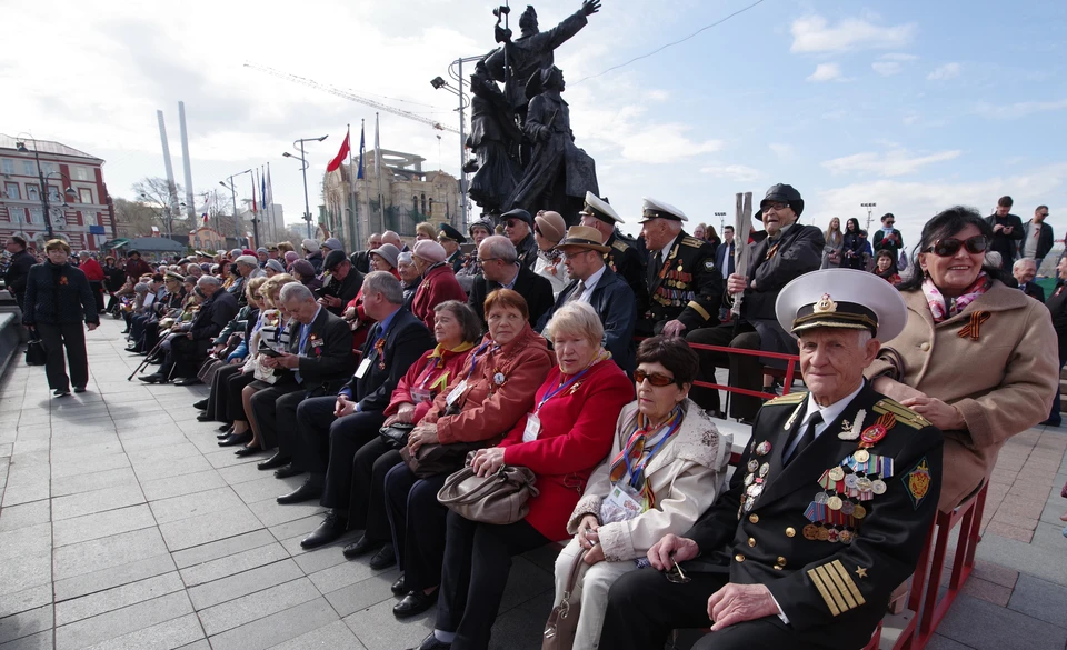 9 мая объединяет во Владивостоке ветеранов Великой Отечественной, детей войны, их внуков и правнуков.