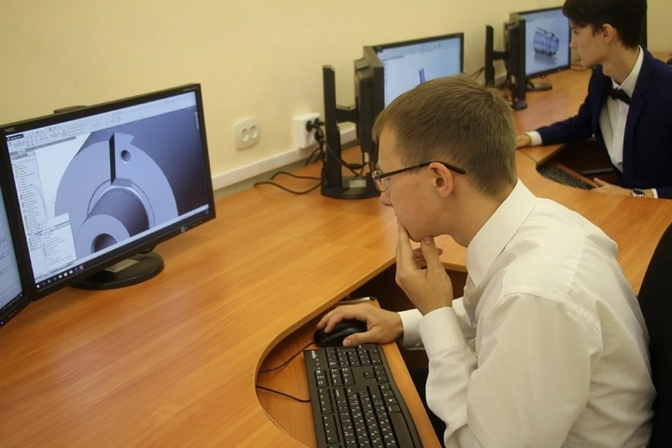 Студент Евгений Медведев уже освоил новое оборудование конструкторского бюро. Фото: пресс-служба ЕВРАЗ