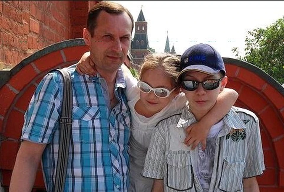 Влад Ермаков (справа) с отцом и сестрой. Фото из семейного архива/Соцсети