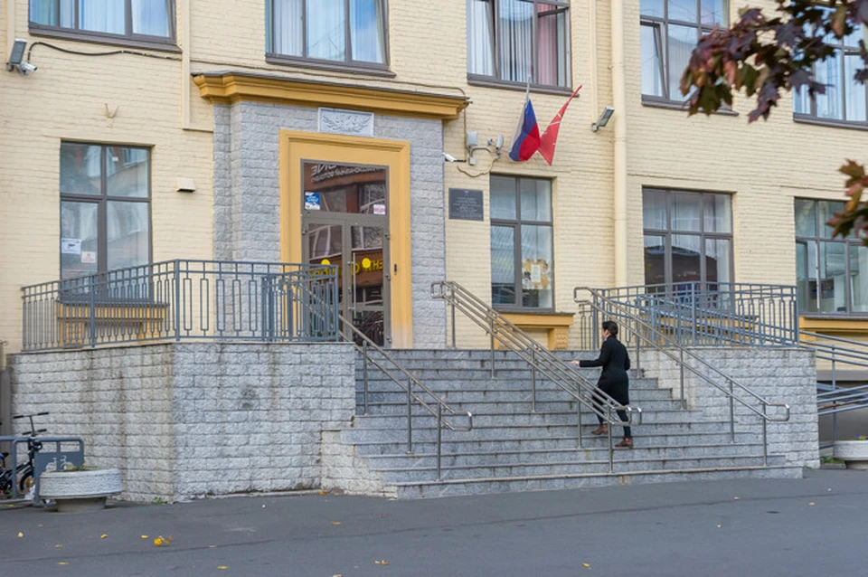 Корреспондента "Комсомолки" не остановили на входе в школу охранники