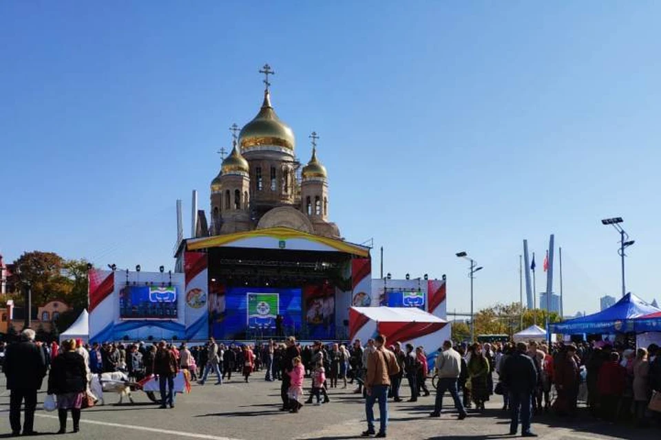 Гуляния развернулись на главной площади Владивостока