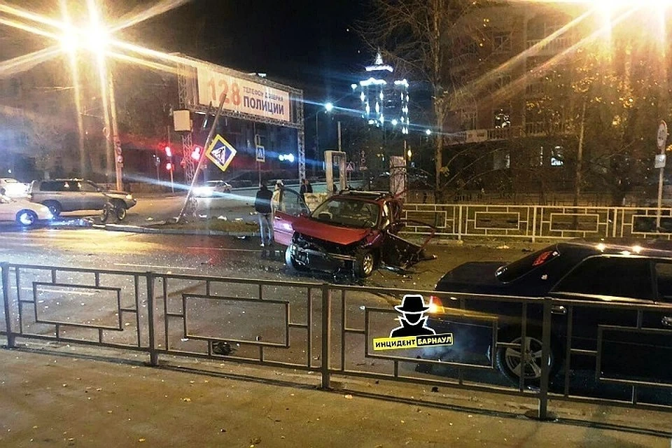 Авария с BMW X6. Фото с паблика "Инцидент Барнаул".