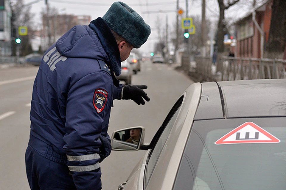 Если инспектор ГИБДД этой зимой захочет оштрафовать автомобилиста на 500 руб. за отсутствие знака «шипы», то он будет в своем праве