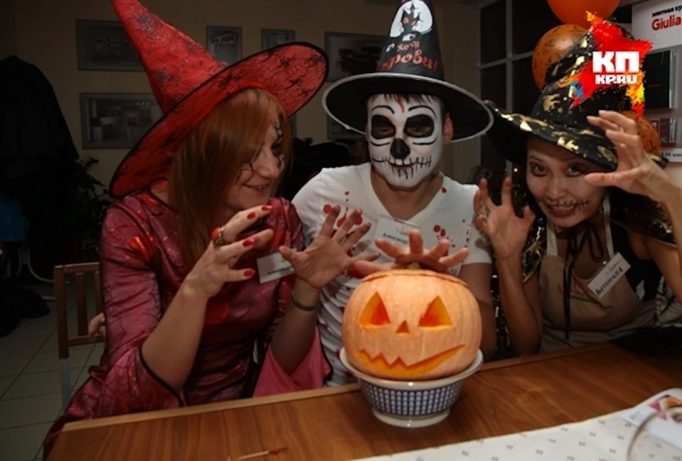 Хэллоуин традиционно отмечают в нарядах мистических персонажей