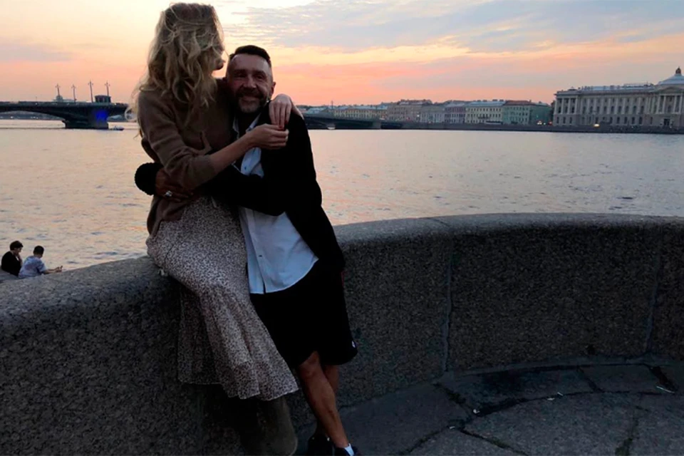 Сергей Шнуров выложил в инстаграм первое совместное фото с новой женой Ольгой Абрамовой.