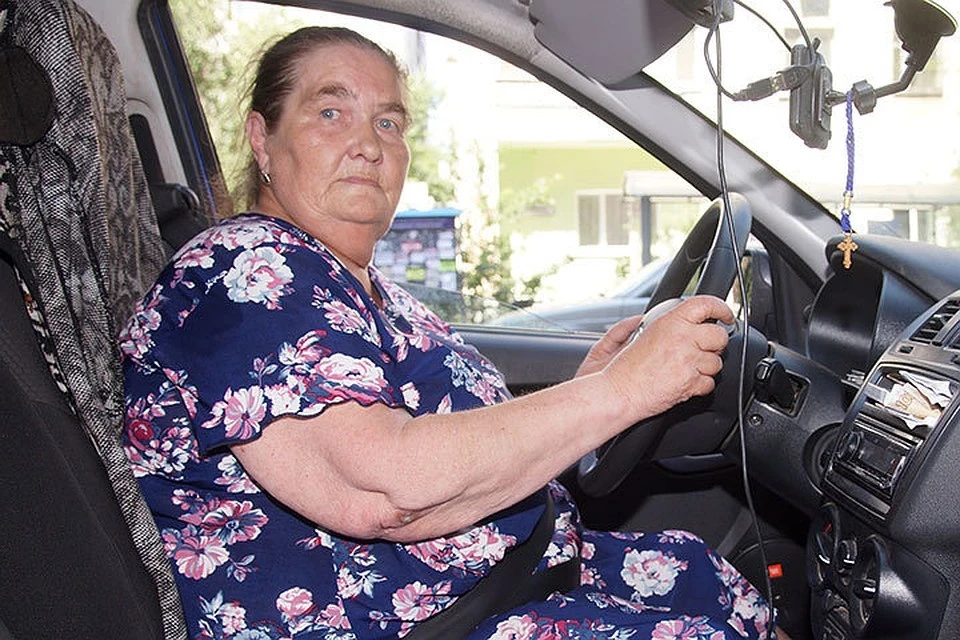 Пенсионерка 70 лет. Пожилой за рулем. Пожилой автомобиль. Бабуля за рулем. Пожилая женщина в машине.