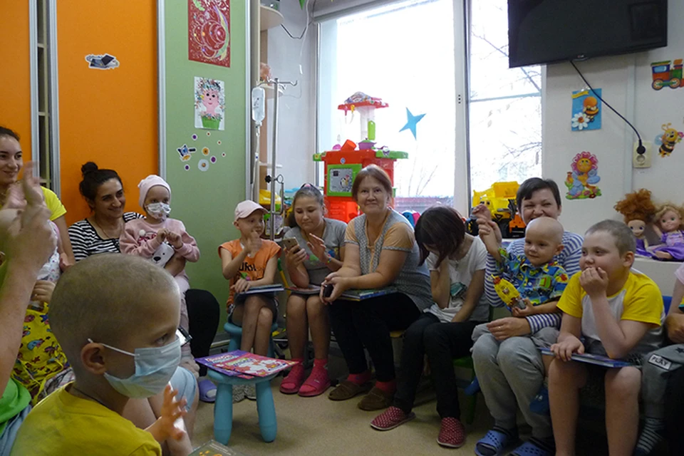 Акция «Подари книгу - подари новый мир» прошла в детском онкологическом отделении Краевой больницы