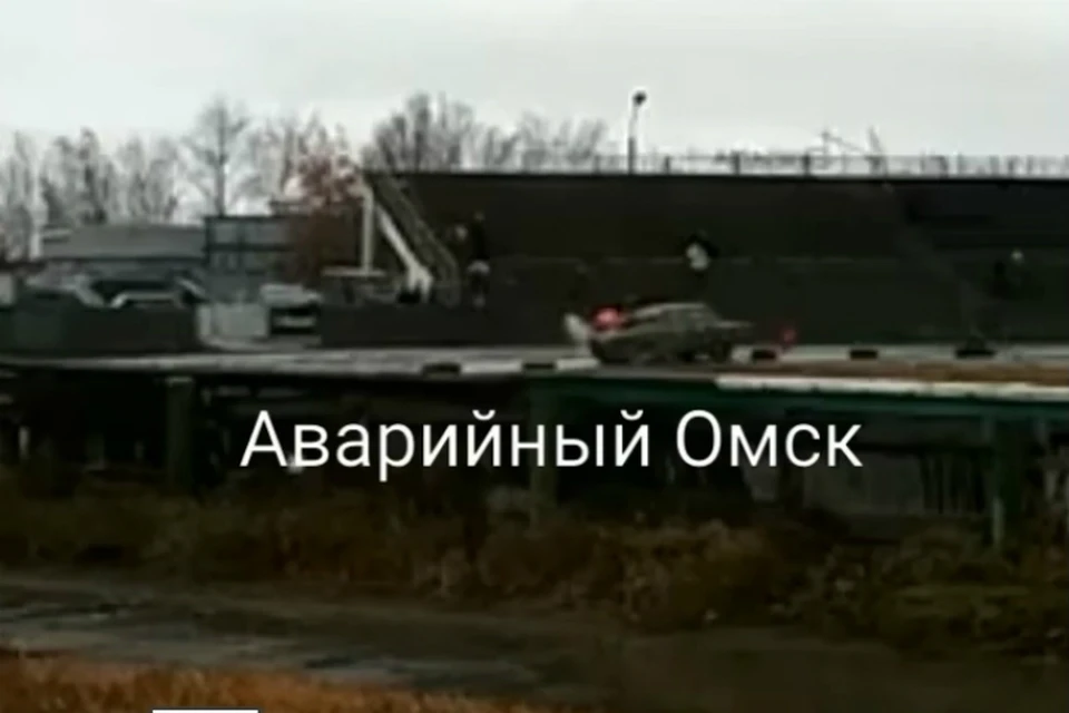 На видео попал момент того, как сбивают судью в Омске на гонках