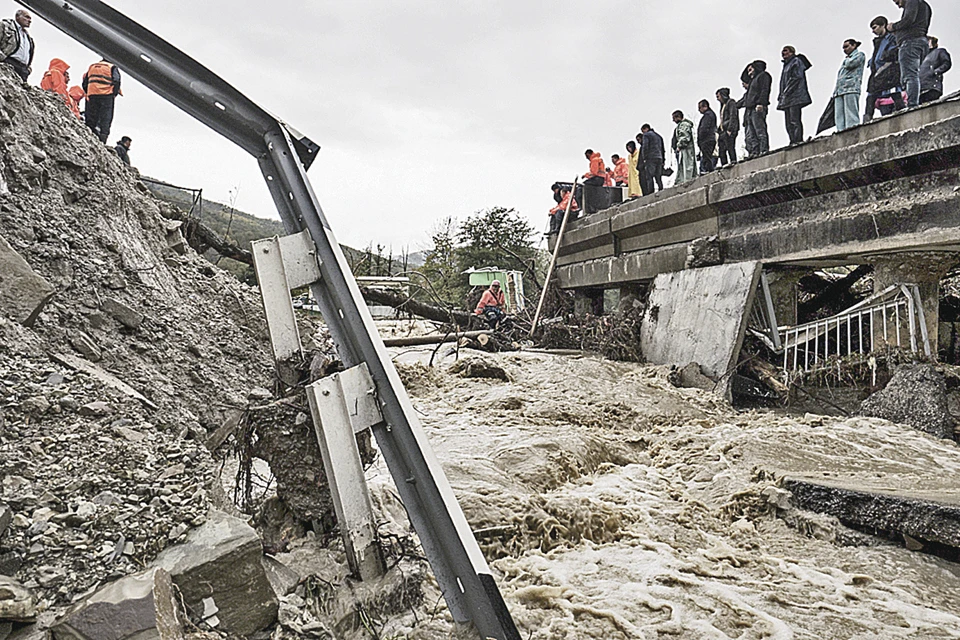 На Кубани восстанавливают разрушенный мост между селом Цыпка и поселком Кирпичное. Каждый день по нему ездили сотни машин. Теперь гаишникам приходится разворачивать автомобилистов и отправлять в объезд. Фото: Анна БУРЛАКОВА/ТАСС