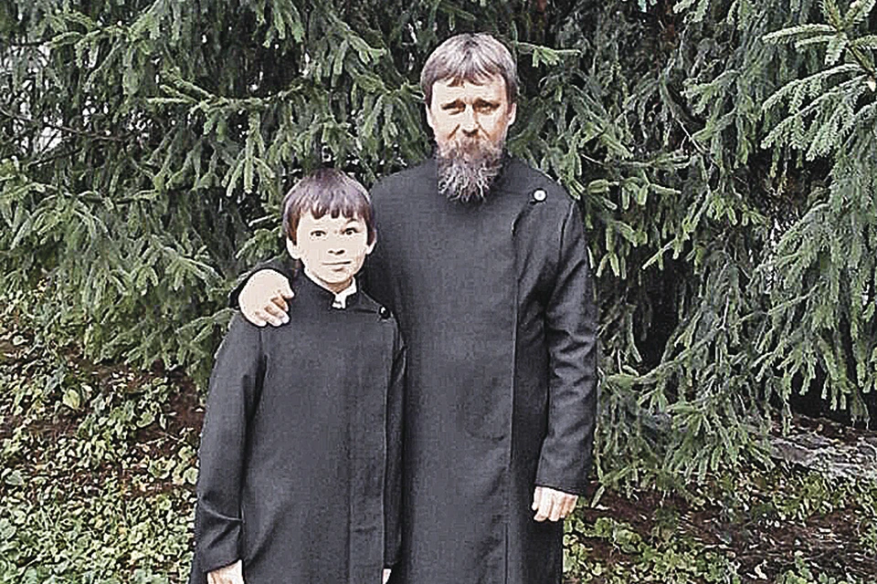 В Донбассе Вадим был церковным старостой общины. На фото он с сыном Женей.