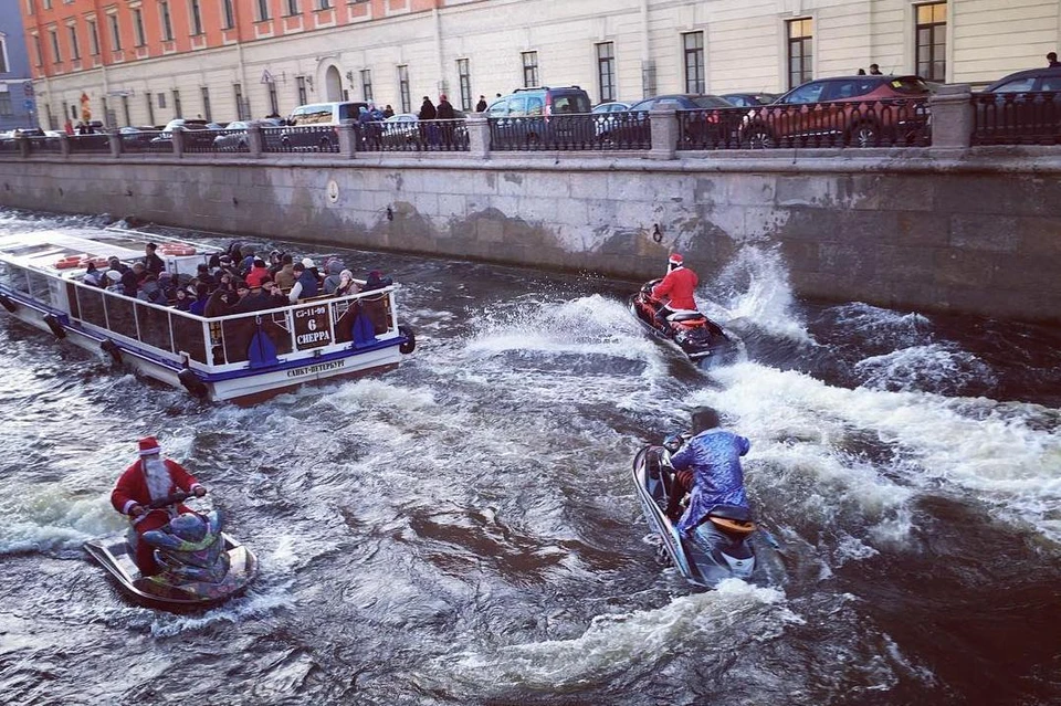 Деды Морозы и Снегурочки промчались по рекам и каналам Северной столицы на гидроциклах. Фото: Instagram @morfey2525