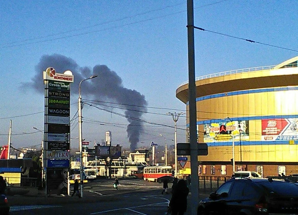 В стороне парка Щербакова многие наблюдали огромный столб дыма. Фото: dnr-online.ru