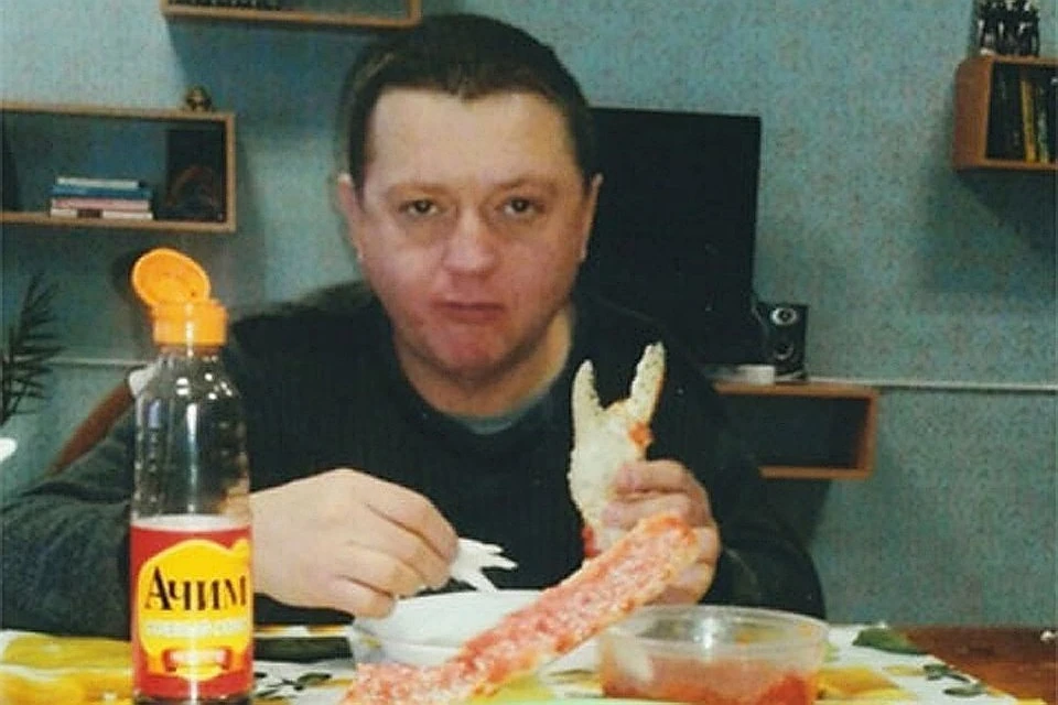 Заключенный Вячеслав Цеповяз ест крабов прямо в колонии.