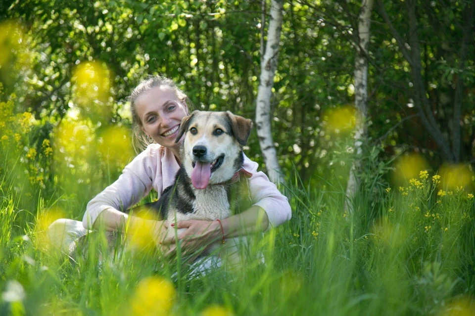 Анна Белоусова с собакой по имени Рада, которая ищет своего хозяина