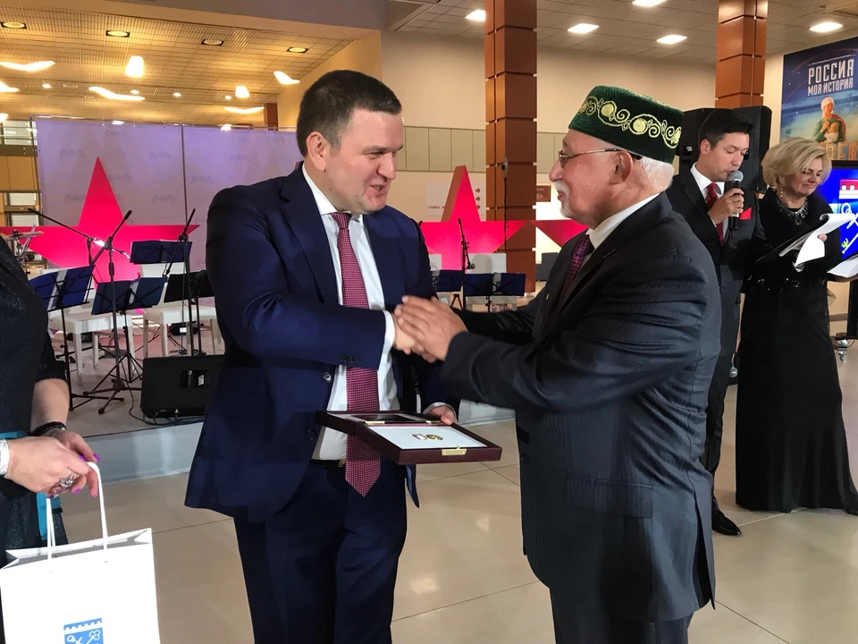 Вице-губернатор Ленинградской области вручает награду основателю и главе тосненской организации татар «Изге юл» Иняятулле Кутуеву